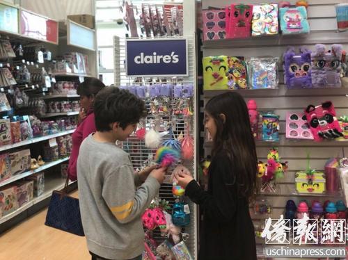 中国侨网孩子们兴高采烈地在店里给自己挑选玩具（美国《侨报》/王旖涵 摄）