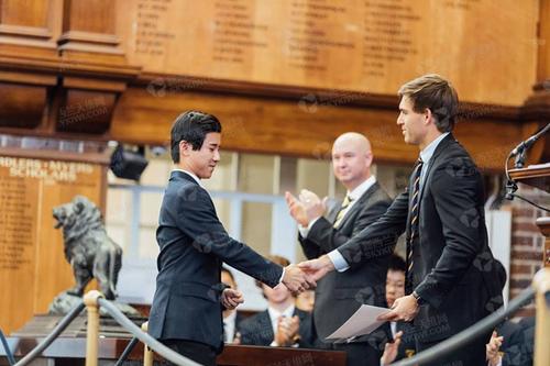 中国侨网Eden Park荣誉颁奖仪式上，Henry被评为2017年剑桥国际考试中新西兰最杰出的学生。（新西兰天维网）