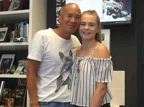 中国侨网华裔脑神经外科医生张正贤(Charlie Teo)和席亚拉(Ciara Nelson)。(澳洲新闻网)