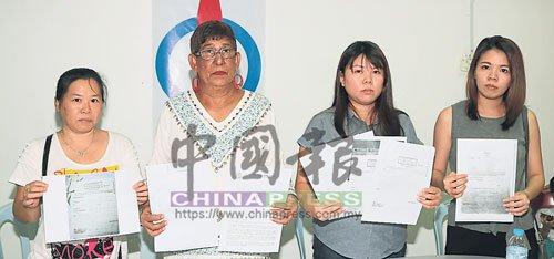 中国侨网被骗老翁女儿邓秀红(38岁)在拉杭区州议员玛丽约瑟芬的陪同下召开记者会讲述经过。（马来西亚《中国报》）