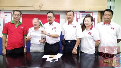 中国侨网苦等61年,陈亚厉(左2)终获大马公民权,左3为钟伟兴。(马来西亚《光华日报》)