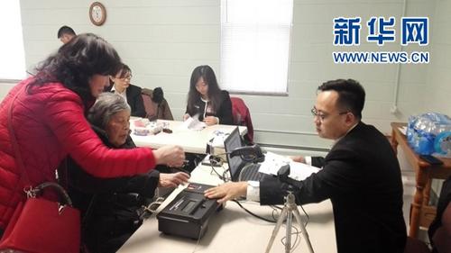 中国侨网上门办证服务现场。新华网发(中国驻芝加哥总领馆供图)