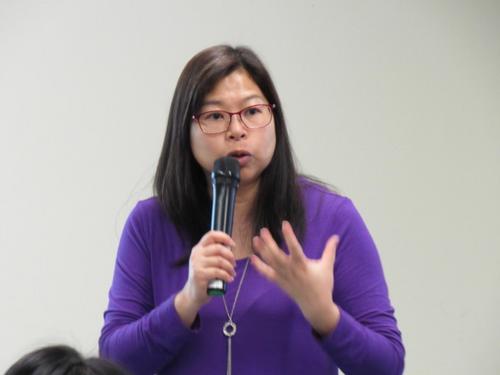 中国侨网薛庆莲指出,要说服囤积症患者丢弃杂物,需要一些时间。(美国《世界日报》/颜嘉莹 摄)