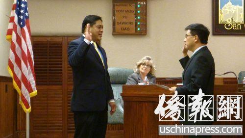 中国侨网资料图:2015年卜君毅(左)进行市长就职仪式。(美国《侨报》/高睿 摄)