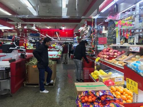 中国侨网受大雪影响，华埠多家超市的客人减少。(美国《世界日报》/牟兰 摄)
