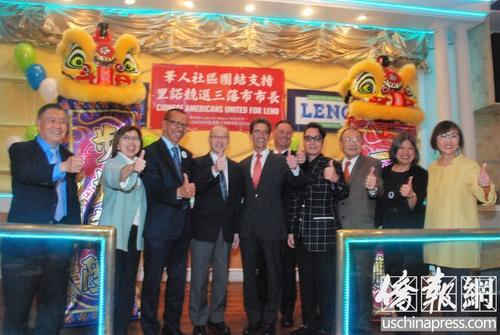 中国侨网与会嘉宾对于里诺当选旧金山市长充满信心，一起竖起大拇指为他打气。（美国《侨报》/吴卓明 摄）