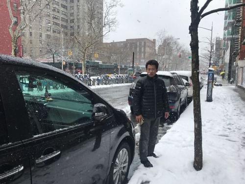 中国侨网风雪天接客的车辆。(美国《世界日报》/牟兰 摄)