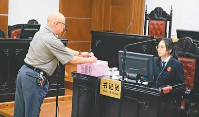中国侨网青田县于2015年12月起试行人民观察调解团制度,聘请海外侨领担任人民调解员。图为观调团成员陈耀东将自己的表决票投入票箱。季 苗摄