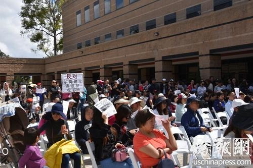 中国侨网尔湾市民在市政府广场集会抗议橙县政府在大公园建游民收容所。(美国《侨报》/尚颖 摄)