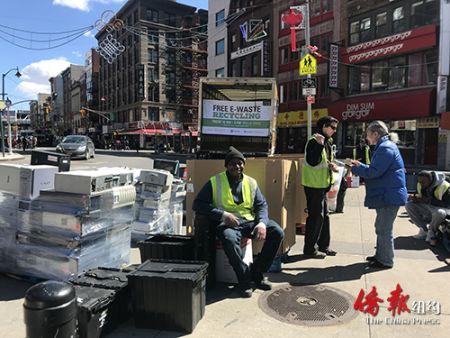 中国侨网下东城生态中心联合华埠商改区及市议员陈倩雯办公室24日在华埠设点,免费回收电子垃圾。(纽约《侨报》/邱莉菲摄)