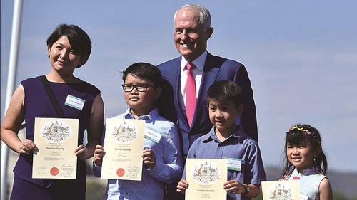 中国侨网澳大利亚总理特恩布尔在澳洲日举行的入籍仪式上，向亚洲移民一家颁发新的公民证书。（澳大利亚《星岛日报》）