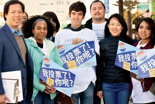 中国侨网市长候选人金贞妍（右二）加入李志威（左一）及旧金山州大学生的行列，在日落区争取更多居民登记为选民。（美国《世界日报》/李秀兰 摄）
