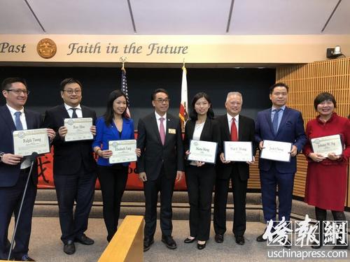 中国侨网林达坚市长为参加讲座的律师颁发证书。(美国《侨报》/夏嘉 摄)
