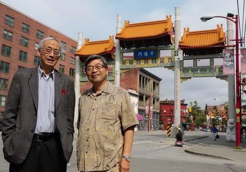 中国侨网韦业祖（左）与叶承基在唐人街。（加拿大《环球华报》）