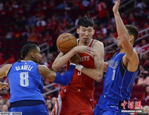 中国侨网资料图，NBA常规赛休斯顿火箭队迎来新赛季主场揭幕战，周琦在防守端摘下3个篮板并送出一个爆扣，帮助球队以107-91击败对手。