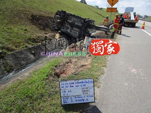 中国侨网工作人员找人移开肇事车。(马来西亚《中国报》)