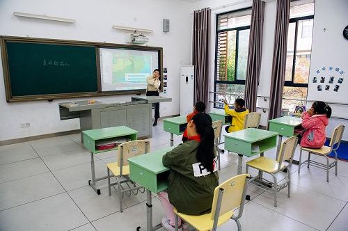 中国侨网2017年11月9日，湖南省常德市特殊教育学校的学生在上课。新华社记者 刘金海 摄