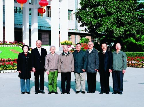 中国侨网2003年研究所的院士们，左四为程开甲院士。组委会供图