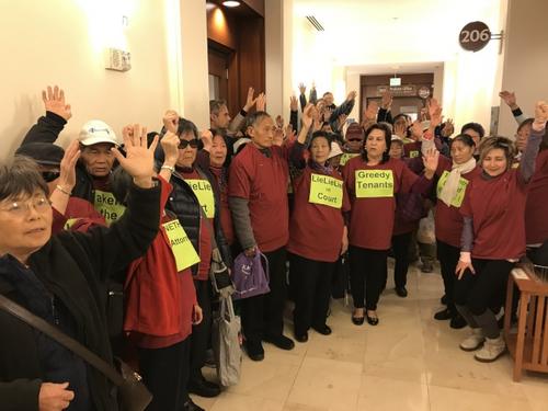 中国侨网近百位华裔社区居民前往旧金山高等法院声援吴女士。(美国《世界日报》/黄少华 摄)