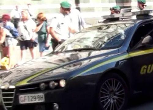 中国侨网意大利佛罗伦萨税警检查比森齐奥营市一家华人经营的酒吧。(意大利欧联网 资料图)