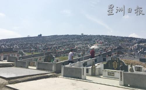 中国侨网武吉加埔村委会华人代表施志荣不排除有更多墓地遭到恶意破坏。(马来西亚《星洲日报》图片)