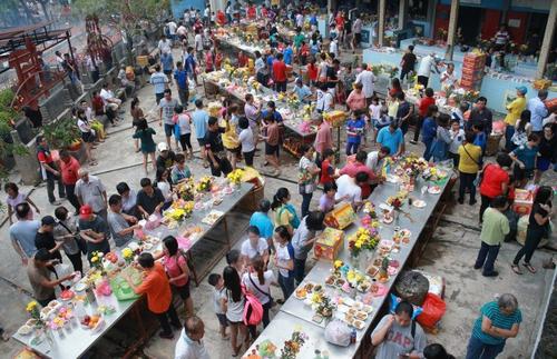 中国侨网去义山祭扫的华裔民众。（马来西亚《星洲日报》图片）