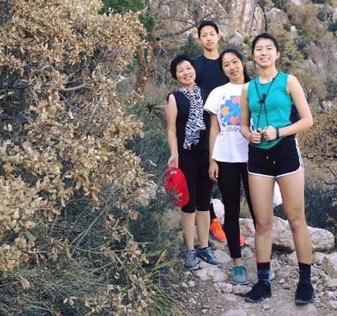 中国侨网黄仕霞(左一)说因女儿李丹婷(左三)一通电话,从德州前往纽约的故事,只是做了所有母亲都会做的事情。(美国《世界日报》/黄仕霞提供)