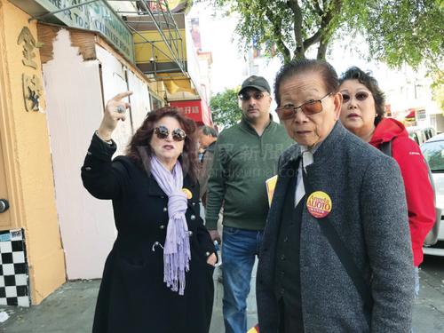 中国侨网旧金山市长候选人阿里奥图(左一)走访列治文区新华埠,看见许多空铺,承诺当选后改善。(美国《世界日报》/李秀兰 摄)