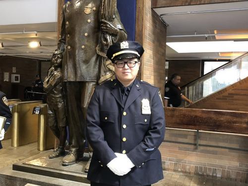 中国侨网华裔警员郑文杰晋升为警佐。（美国《世界日报》/陈小宁 摄）