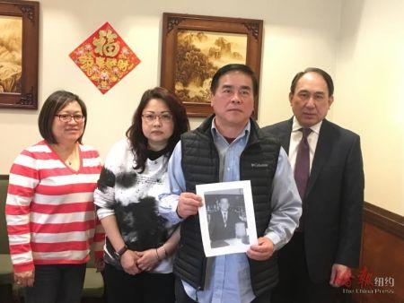 中国侨网马来西亚联谊会求助社区寻找一名马来西亚华侨。（美国《侨报》/张晶 摄）