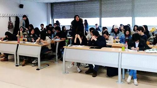 中国侨网马德里康普斯顿大学新闻研究硕士专业的一堂课 (法国《欧洲时报》西班牙版微信公众号援引西班牙《国家报》图片)