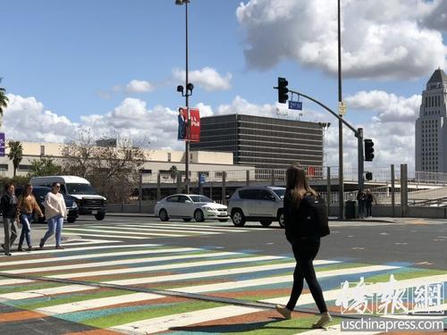 中国侨网洛杉矶市中心匆匆走过的学生背影。（美国《侨报》/聂达 摄）