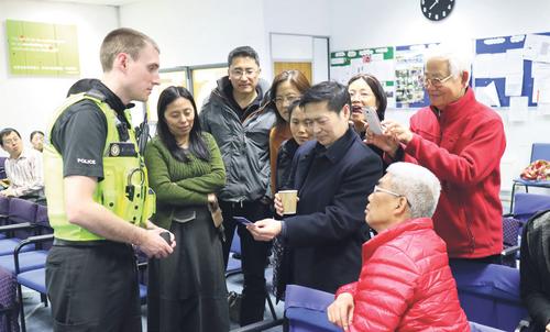 中国侨网西米德兰警方一直重视并想加深与当地华人群体的关系。今年春节期间，作为伯明翰春节庆祝活动的一部分，传统舞龙舞狮队第一次走进警方总部，共庆华人传统佳节。西米德兰警方还特指派警员Jonathan Lander 作为华人社区联络警员，在日常工作中与当地华人居民、商户、社团组织等建立联络。（《欧洲时报》英国版/英国积极华人计划提供）