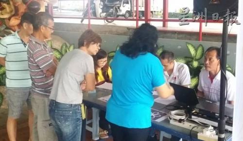 中国侨网扫墓民众排队查询投票站。（马来西亚《星洲日报》图片）