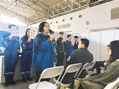 中国侨网北京大学-清华大学心理学系出国留学人员心理健康支持系统项目组老师在向学子和家长介绍相关心理知识。(丁芳昫 供图)