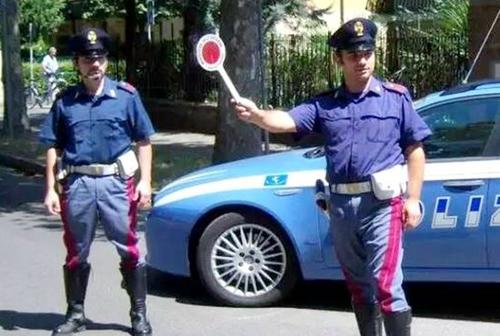 中国侨网意大利警察拦截检查过往车辆。（意大利欧联网 资料图）