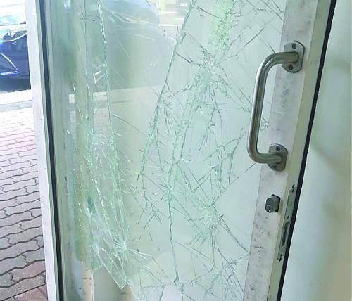 中国侨网失窃商铺被打破的玻璃门。（澳大利亚《星岛日报》）