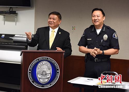 中国侨网美国加利福尼亚州阿罕布拉市将于5月16日至6月20日举办首届以中文普通话授课的“公民警校”。当地时间4月2日下午,在阿罕布拉市警察局就此举行的新闻发布会上,阿罕布拉市市长沈时康(图左)告诉中新社记者,这是美国第一次有中文普通话授课的“公民警校”。 中新社记者 张朔 摄