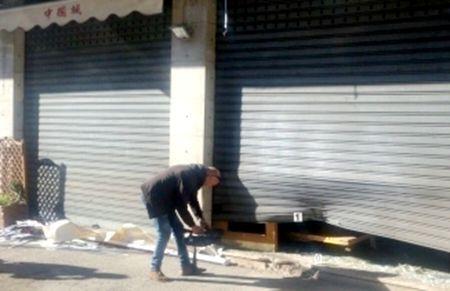 中国侨网意大利福贾市中餐馆被自制炸弹炸毁的防盗卷帘门。（意大利欧联网 资料图）