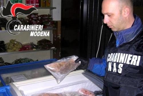 中国侨网警方检查中餐馆海鲜冻品。（意大利欧联网 资料图）