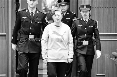 中国侨网昨天（3日）上午，穿着一身运动装的刘梦平被带进法庭，她头发花白，看起来面容憔悴。