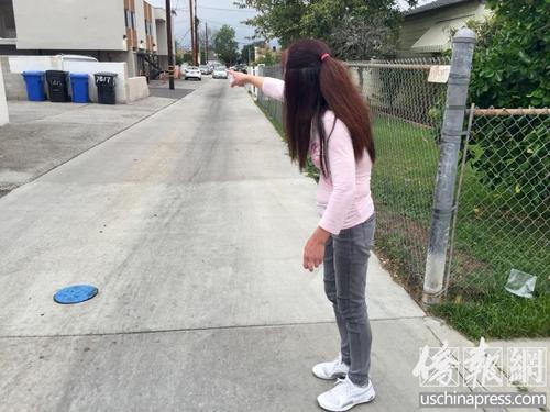 中国侨网黄女士手指这条小巷口说，她就是在这里被抢劫。（美国侨报网/记者邱晨 摄）