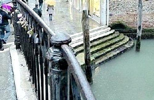 中国侨网中国女子威尼斯坠水的河道。（意大利欧联网）
