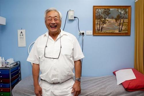 中国侨网Biolela小镇的华裔医生理查德·谭正在庆祝其从业50年这一特殊的里程碑。（图/澳广网）