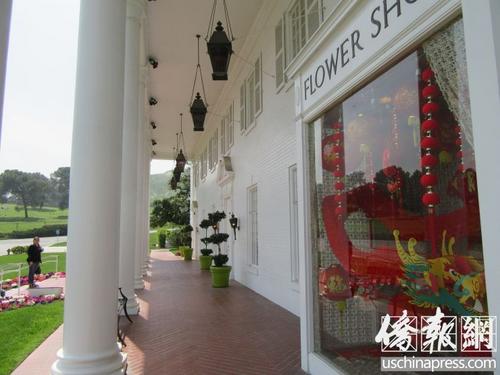 中国侨网清明节期间，位于华人聚居区的传统墓地公园纪念品店以中国元素进行布置。（美国《侨报》/翁羽 摄）