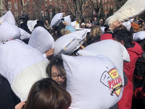 中国侨网枕头大战日纽约场吸引了众多民众用枕头互殴发泄,现场叫声笑声不断 。(美国《世界日报》/陈小宁 摄)
