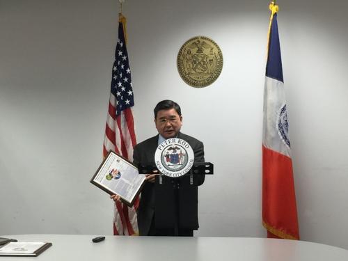 中国侨网纽约市议员顾雅明6日获颁邮政纪念卡，彰显他连续三次连任市议员和热心服务的精神。(美国《世界日报》/林群 摄)