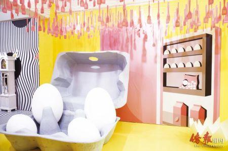 中国侨网青年华人设计团队推出的快闪互动艺术装置“蛋屋”。（美国《侨报》/陈辰 摄）
