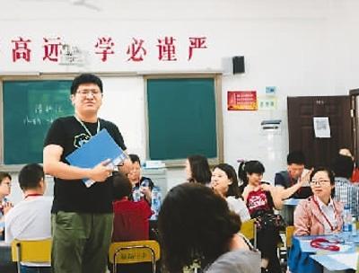 中国侨网刘泓认为海归在思维方式、心态以及专业性等方面具有较强的优势。优秀海归参与公益，有助于推动国内公益事业的发展。图为刘泓正在进行教师培训。