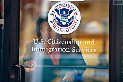 中国侨网美国移民局(USCIS)再次以抽签方式分配H-1B签证。(美国《星岛日报》资料图)